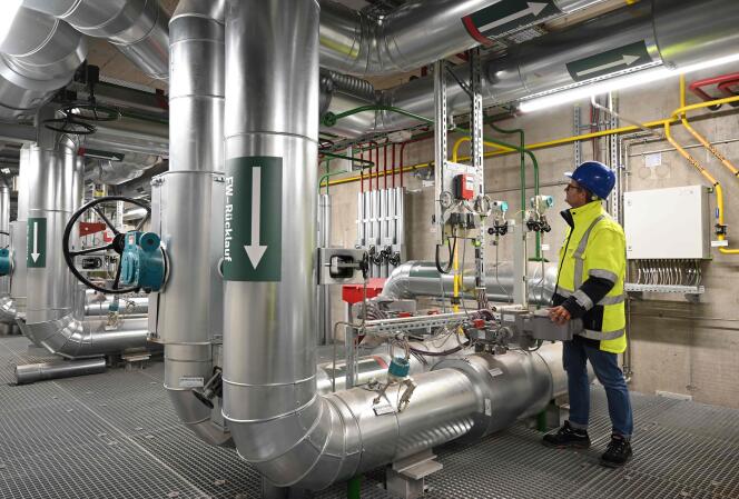 Thomas Gilg, gerente de la planta de calefacción geotérmica en Munich, sur de Alemania, revisando las instalaciones, 19 de enero de 2023. 