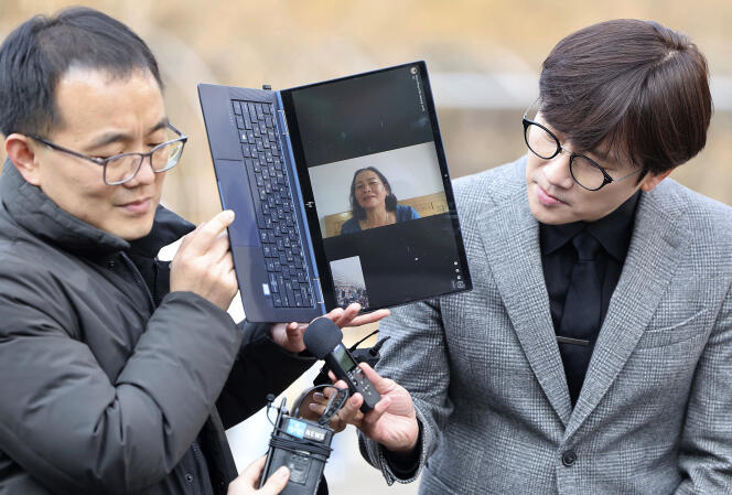 Ryu Young-suk habla por videoconferencia durante una conferencia de prensa frente a un tribunal en Seúl el 7 de febrero de 2023.