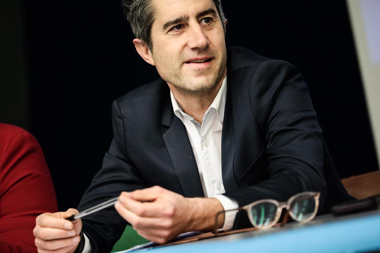 “Nuestra economía de dos niveles produce un salario de dos niveles”