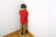 Child Being Punished by Standing in the Corner Pas d'exclusivité possible