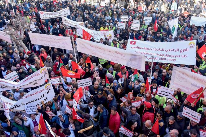 Manifestación a la convocatoria de la UGTT contra el deterioro de la situación económica y la detención de Anis Kaabi, jefe de la rama de carreteras de la UGTT, el 18 de febrero de 2023, en Sfax (Túnez).