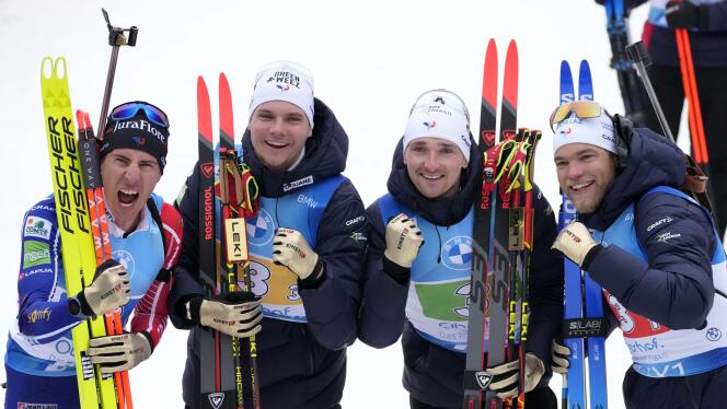 Quentin Fillon Maillet, Emilien Jacquelin, Fabien Claude y Antonin Guigonnat (de izquierda a derecha), después de su victoria en el relevo de 4 x 7,5 kilómetros en el Mundial de Oberhof, Alemania, el 18 de febrero de 2023.
