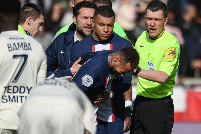 Nuevamente lesionado en el tobillo, el brasileño Neymar se lesionó en la segunda mitad del partido entre el Lille y el Paris-Saint-Germain, el domingo 19 de febrero de 2023. 