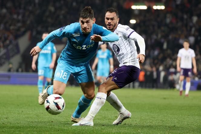 El centrocampista ucraniano del Olympique de Marsella, Ruslan Malinovsky (camiseta azul), regatea al defensa chileno del Toulouse, Gabriel Suazo, el 19 de febrero de 2023, en Toulouse.
