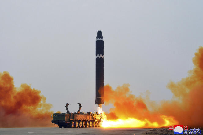 Esta foto proporcionada por el gobierno de Corea del Norte muestra lo que llama un lanzamiento de prueba de un misil balístico intercontinental Hwasong-15 en el Aeropuerto Internacional de Pyongyang el 18 de febrero de 2023.