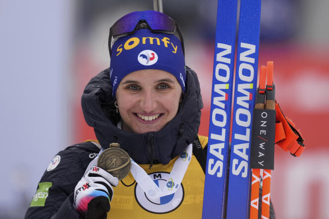 Julia Simon, en el podio de salida en masa en el Oberhof Worlds (Alemania), domingo 19 de febrero de 2023.