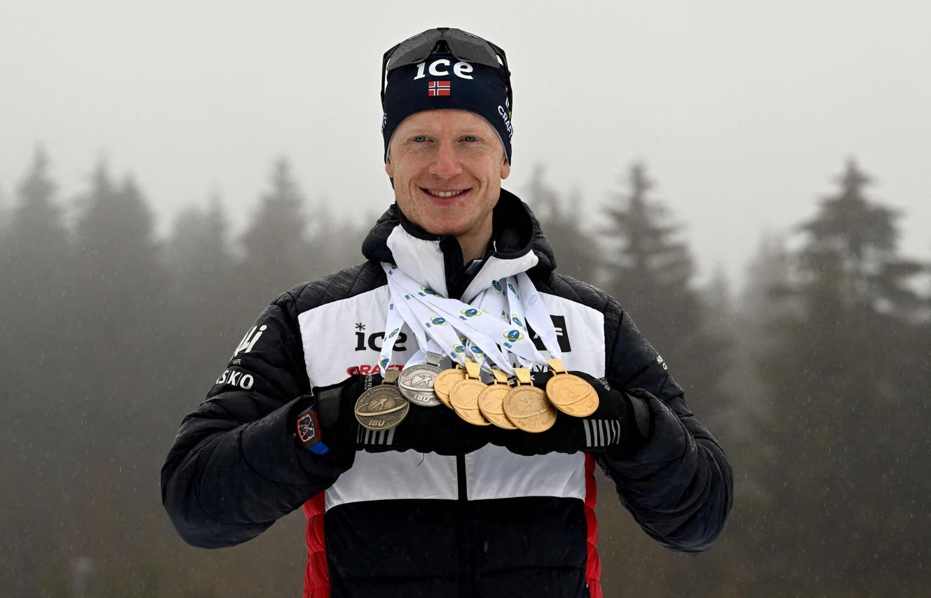Johannes Boe y su colección de medallas, luego de su 3er lugar durante la salida masiva, el domingo 19 de febrero, en Oberhof, Alemania.