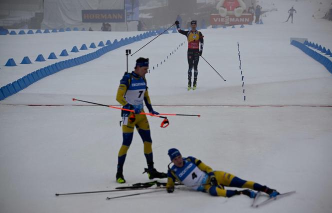 Johannes Boe cruzó la meta de la salida en masa, el domingo 19 de febrero de 2023, tras los suecos Martin Ponsiluoma (a la izquierda, 2°) y Sebastian Samuelsson (a la derecha, el ganador), en Oberhof, Alemania. 