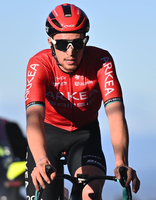 Kevin Vauquelin, del equipo Arkea Samsic, al final de la cuarta etapa de la Étoile de Bessèges-Tour du Gard, en Mont Bouquet (Gard), el 4 de febrero de 2023.