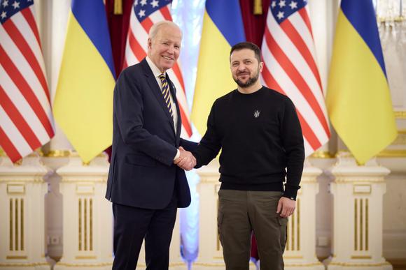 Volodymyr Zelensky y Joe Biden cuando se encuentran en Kiev.