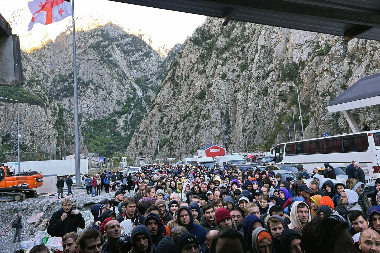 A un año del inicio de la ofensiva de Moscú en Ucrania, las andanzas de los exiliados rusos