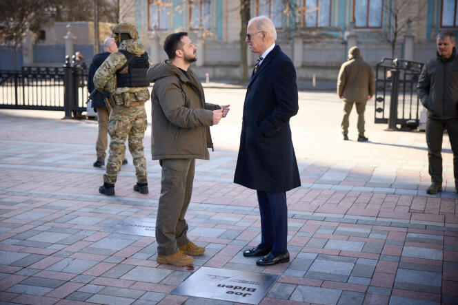 Esta foto proporcionada por el servicio de prensa presidencial de Ucrania muestra al presidente ucraniano Volodymyr Zelensky (izquierda) y al presidente estadounidense Joe Biden en Kiev, el 20 de febrero de 2023. 