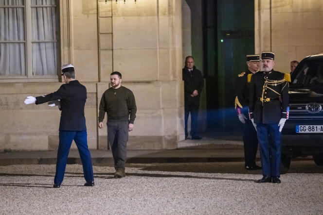 El presidente de Ucrania, Volodymyr Zelensky, llega al Palacio del Elíseo para reunirse con Emmanuel Macron, en París, el miércoles 8 de febrero de 2023.