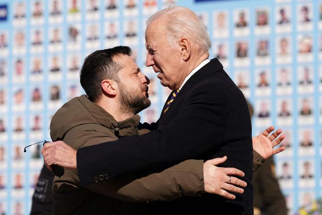 Joe Biden es recibido por Volodymyr Zelensky en Kiev, el lunes 20 de febrero de 2023.