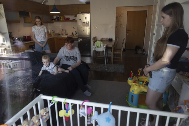 Ukraińska rodzina uciekająca przed wojną w nowym mieszkaniu w Przemyślu, 17 sierpnia 2022 r.