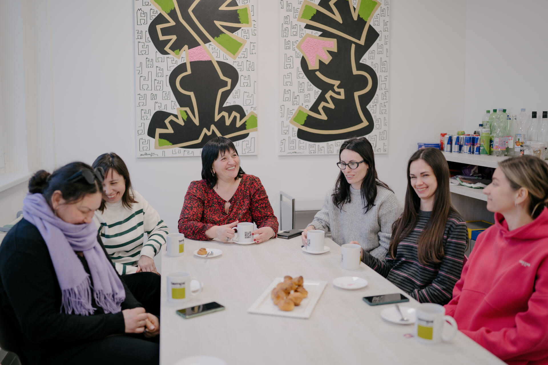 Svitlana Kryzhanivska (au centre en rouge), employée de la société « Temps », donne ici un cours d’allemand à cinq réfugiées ukrainiennes dans l’entreprise, le 9 février 2023, à Neustadt am Rübenberge (Allemagne). 