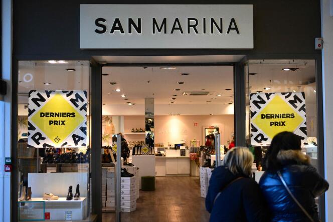 Transeúntes frente al escaparate de una tienda San Marina en Marsella, 14 de febrero de 2023. 