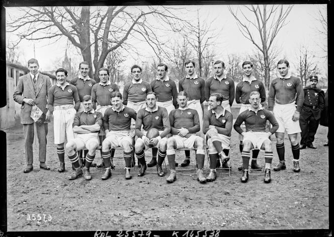 Eric Milroy (segundo de pie desde la derecha) murió en 1916 durante la Batalla del Somme.  Aquí, el jugador de rugby con su equipo, en el Parque de los Príncipes, en 1913.