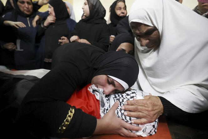 A Naplouse, en Cisjordanie, une famille palestinienne pleure la mort de Montaser Shawa, un adolescent de 16 ans, des suites d’une blessure par balle, mardi 21 février 2021. 