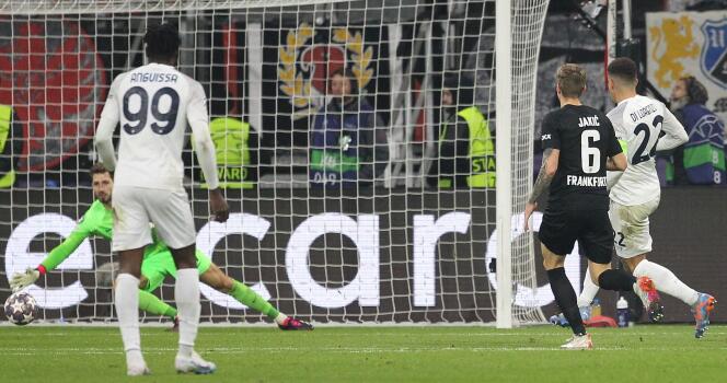Giovanni Di Lorenzo marca el segundo gol del Nápoles, sobre el césped del Eintracht Frankfurt, el 21 de febrero de 2023.