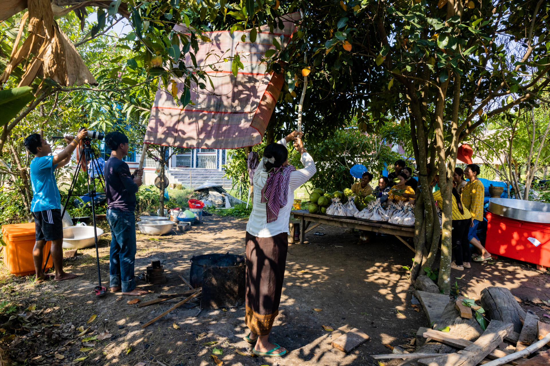 Les tournages des vidéos se font avec un appareil-photo, un trépied et une nappe en guise de pare-soleil. A Kamreng (Cambodge), le 16 janvier 2023.