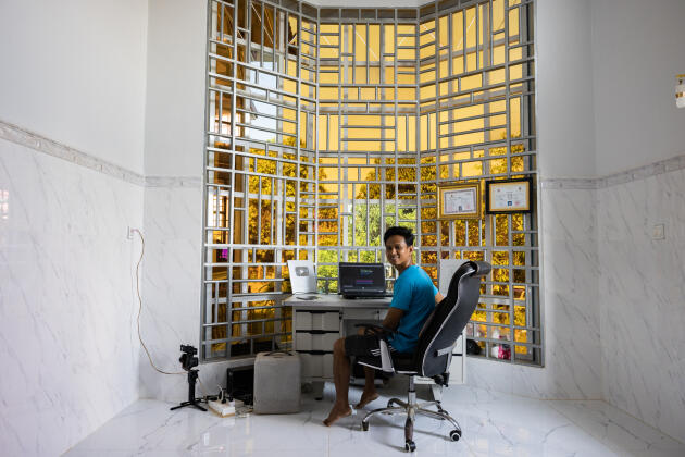 Sopheak Lim dans le bureau de sa nouvelle maison construite grâce aux revenus gagnés avec sa chaîne YouTube Kitchen Food. A Kamreng (Cambodge), le 16 janvier 2023.