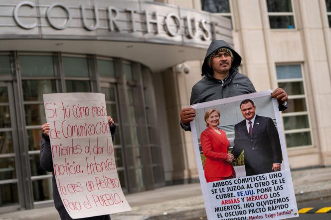 Una manifestación frente a la corte de Brooklyn, donde se lleva a cabo el juicio del exministro de seguridad pública mexicano Genaro García Luna, en Nueva York (Estados Unidos), 21 de febrero de 2023.