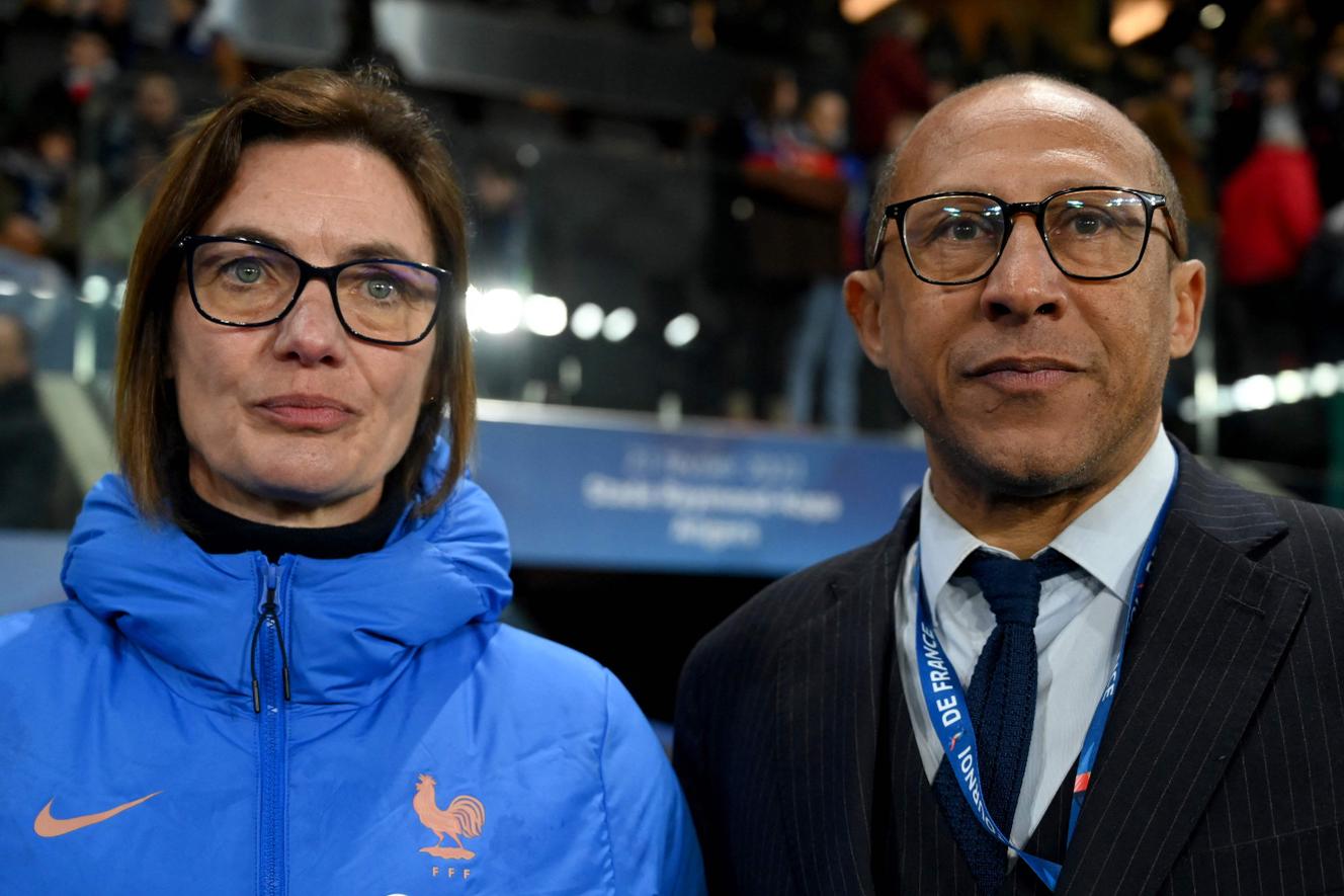 La entrenadora de la selección femenina de fútbol de Francia, Corine Deacon (izquierda) y el presidente interino de la Federación Francesa de Fútbol (FFF) Philippe Diallo tras el partido amistoso entre Francia y Noruega, en el estadio Raymond-Kopa de Angers, el 21 de febrero.