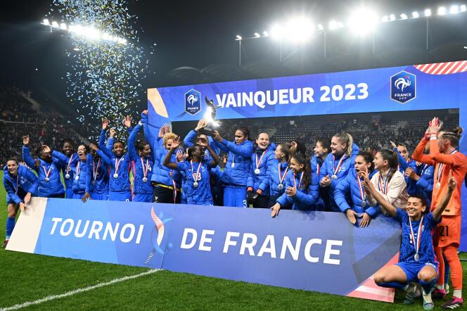 L’équipe de France célèbre sa victoire au Tournoi de France, le 21 février 2023, après son match nul contre la Norvège à Angers.