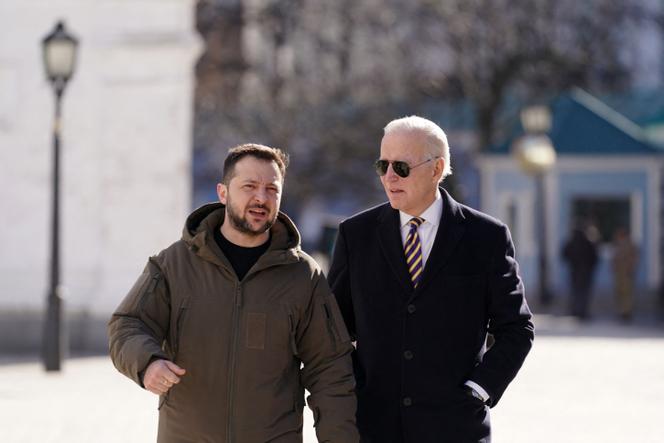 Le président ukrainien, Volodymyr Zelensky, et son homologue américain, Joe Biden, lors de sa visite à Kiev, le 20 février 2023.