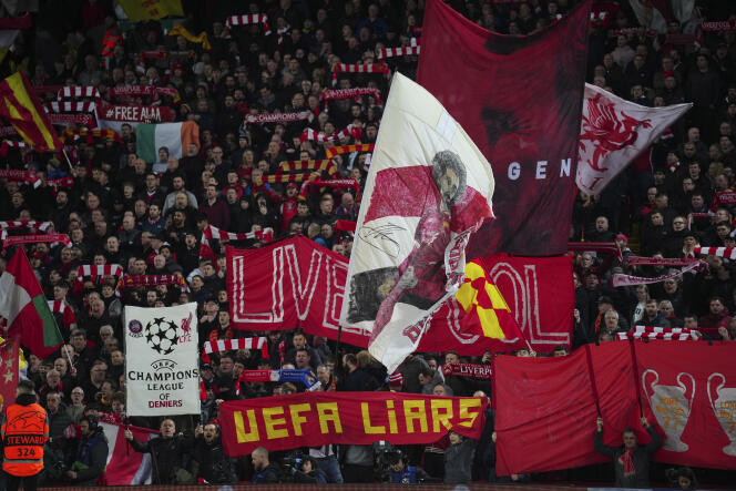 Pancartas de hinchas del Liverpool, 21 de febrero de 2023 en Anfield, incluida una acusando a la UEFA de “mentirosa”, en referencia a los hechos ocurridos en Saint-Denis, en la final de la última Champions League.