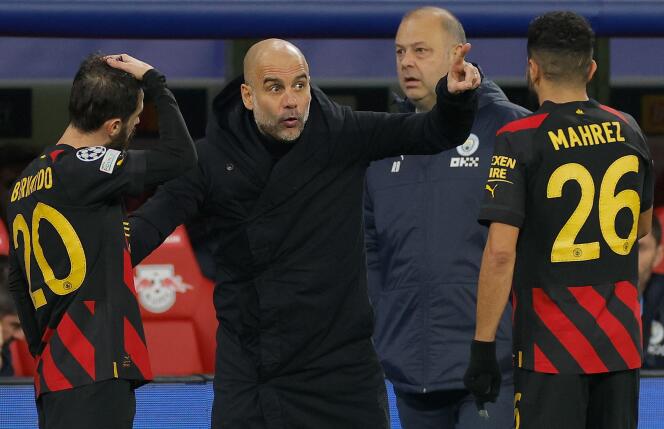 El técnico español del Manchester City destila recomendaciones tácticas a Bernardo Silva y Riyad Mahrez mientras su equipo lucha contra el Leipzig.  El 22 de febrero de 2023, en Alemania.