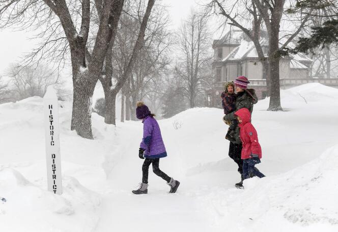In South Dakota, in Sioux Falls, loopt een gezin in de sneeuw.  22 februari 2023.
