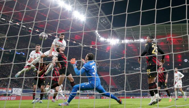 Josko Gvardiol logra aprovechar la defensa del Manchester City para igualar.  El 22 de febrero de 2023, en Leipzig, Alemania.