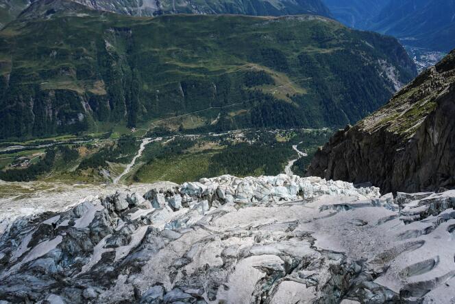El glaciar Planpincieux de las Grandes Jorasses, en el lado italiano del macizo del Mont-Blanc, con el pueblo de Courmayeur al fondo, en Val Ferret, el 7 de agosto de 2020.
