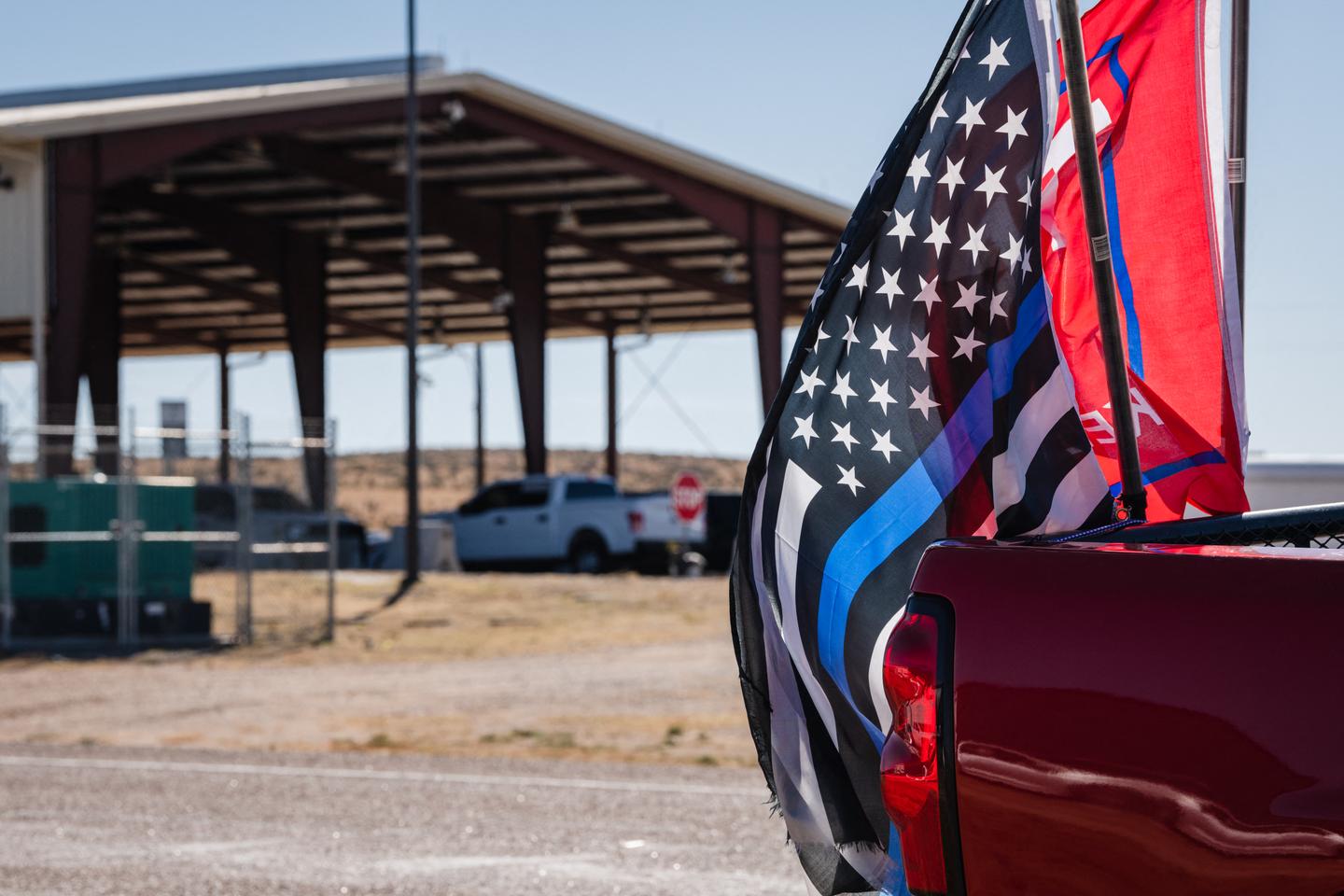 En Los Ángeles, la policía se despojó de su bandera, que se ha convertido en un símbolo de la ultraderecha