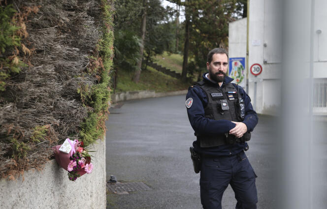 A police officer guards the entrance to the Saint-Thomas-d'Aquin school, after the death of a teacher, stabbed by a student, in Saint-Jean-de-Luz (Pyrénées-Atlantiques), February 22, 2023 .