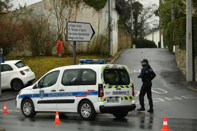 La police municipale sécurise un périmètre autour du collège et du lycée Saint-Thomas-d’Aquin, où une enseignante est morte après avoir été poignardée par un élève, à Saint-Jean-de-Luz, le 22 février 2023.