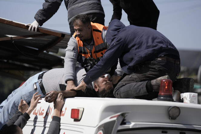 Un palestino herido es subido a una ambulancia durante los enfrentamientos con las fuerzas israelíes en la ciudad cisjordana de Naplusa, el 22 de febrero de 2023.