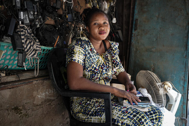 Rita, 39 ans, vend des chargeurs et des câbles sur le marché d'Onitsha.  Chaque lundi, elle se plie à l'ordre de « rester chez soi » de l'IPOB, même si cela affecte ses affaires.