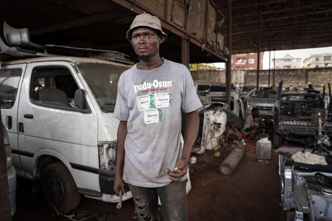Dominique, 35 ans, monte des minibus importés en pièces détachées depuis le Japon.  Sensible au discours séparatiste, il dit qu'il préférerait que « les Igbos réclament entre eux plutôt que de souffrir avec le Nigeria ».
