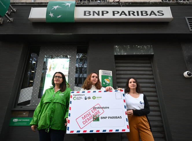 Cécile Duflot, presidenta de Oxfam Francia, Lorette Philippot, directora de campaña de Amigos de la Tierra, y Justine Ripoll, directora de campaña de Notre affaires à tous, se manifiestan frente a una sucursal del banco BNP Paribas en París el 26 de octubre de 2022. .
