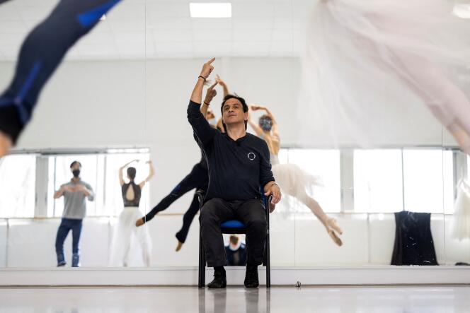 Le directeur du Ballet du Capitole de Toulouse, Kader Belarbi (au premier plan), lors d’une répétition, à Toulouse, le 31 mars 2022. 