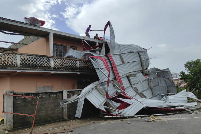 In het district Mannejari zien bewoners de schade nadat de cycloon Freddy op woensdag 22 februari in Madagaskar is gepasseerd. 