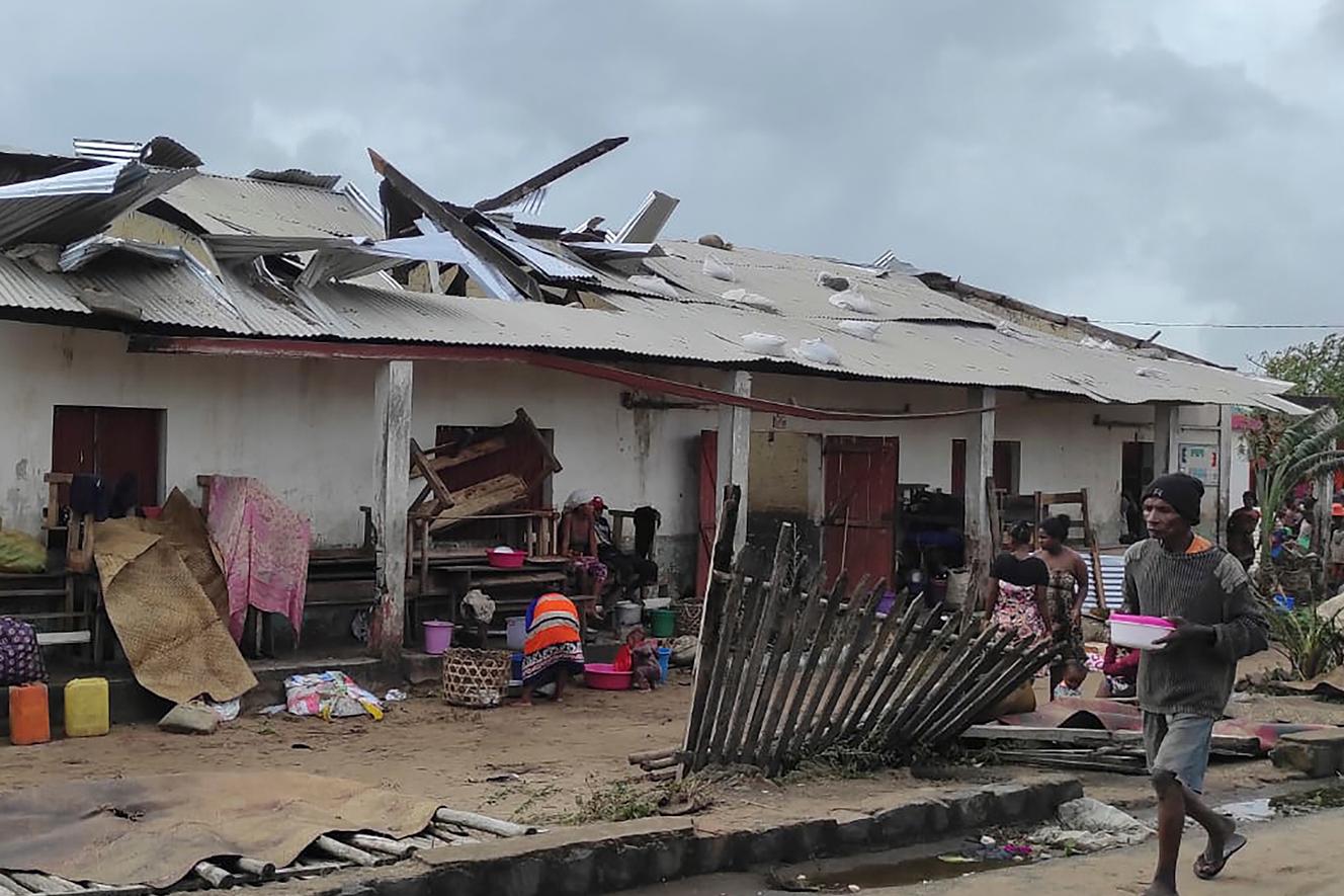 Een man loopt langs een verwoest huis in het district Mannejary, Madagaskar, woensdag 22 februari 2023.