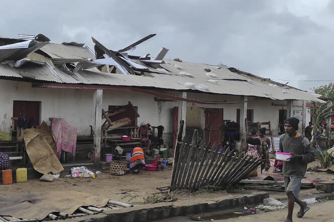 Un homme passe devant une habitation endommagée dans la région de Mananjary, à Madagascar, mercredi 22 février 2023. 