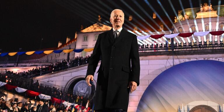 US President Joe Biden walks on stage upon arrival to deliver a speech at the Royal Warsaw Castle Gardens in Warsaw on February 21, 2023.   (Photo by Mandel NGAN / AFP)