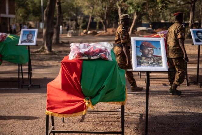 Un portrait de Thomas Sankara et son cercueil recouvert du drapeau national du Burkina Faso, à Ouagadougou, le 23 février 2023, avant la cérémonie de réinhumation de la dépouille de l’icône panafricaine aux côtés de ses douze compagnons tués le 15 octobre 1987.