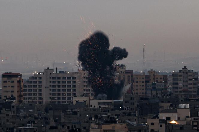 El humo se eleva desde los edificios en la Franja de Gaza, después de un ataque israelí, el 23 de febrero de 2023.