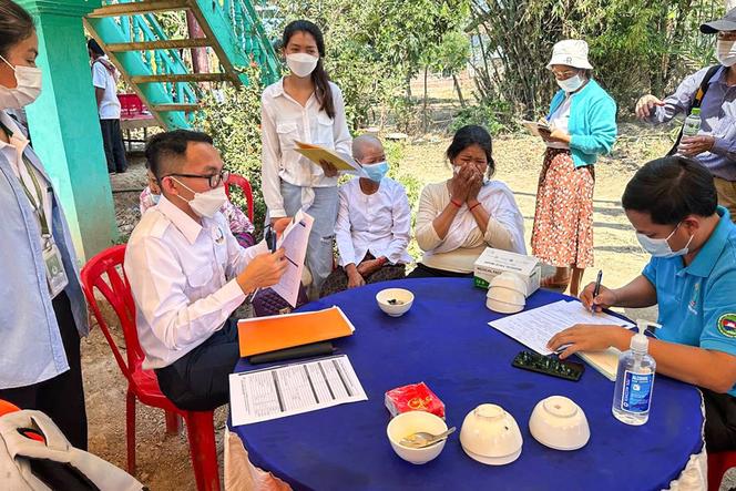 Cette photo publiée par le Département de contrôle des maladies transmissibles (CDCD) du Cambodge le 23 février 2023 montre des experts du CDCD sensibilisant les villageois à la menace du virus H5N1, dans la province de Prey Veng.